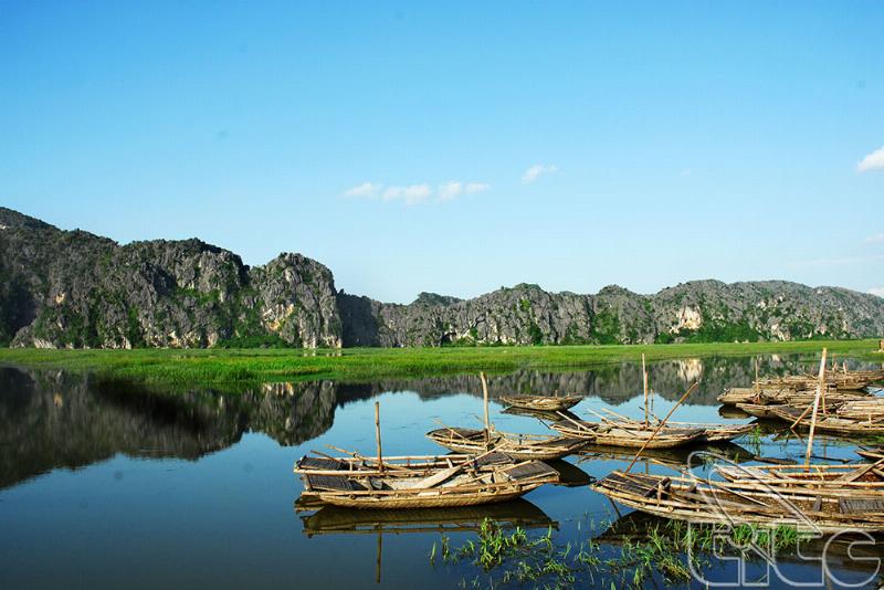 Du lịch Tràng An Ninh Bình ngồi thuyền khám phá hang động núi đá vôi